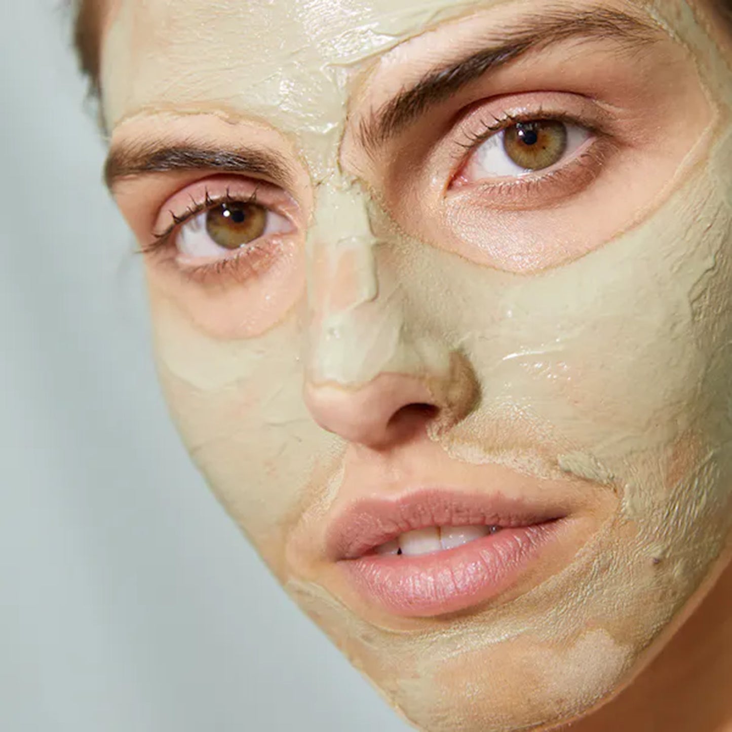 Caudalie Vinopure Mask helps to reduce the appearance of blemishes, large pores, blackheads, and excessive oil, resulting in a matte and clarified complexion.