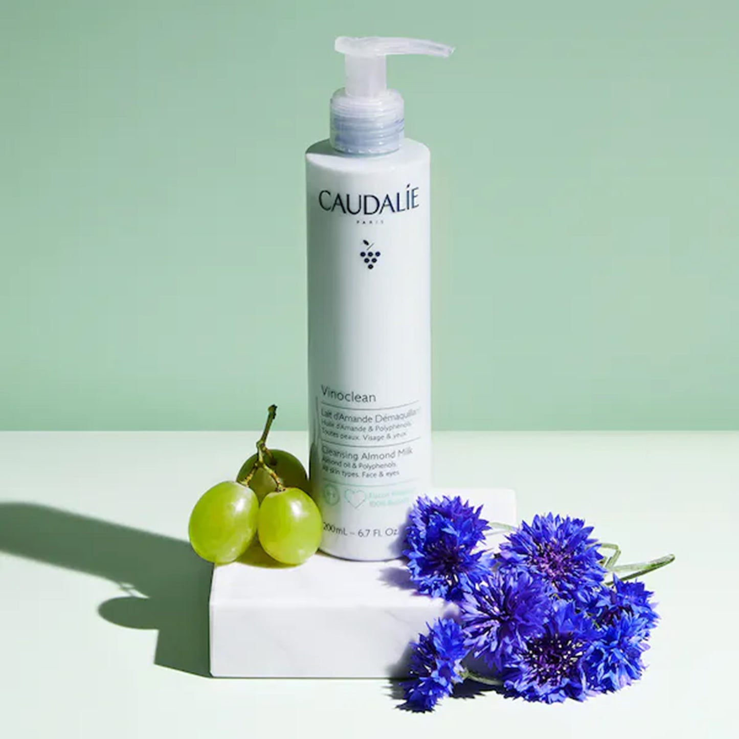 Caudalie Vinoclean Gentle Cleansing Almond Milk 400ml package.