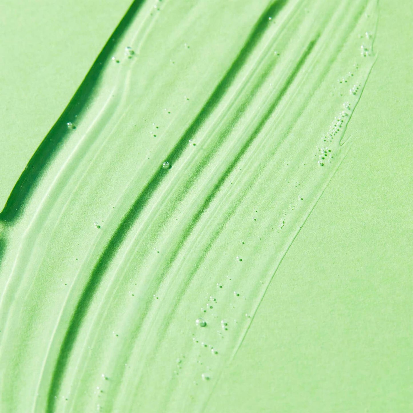 Nuxe Rêve de Thé Revitalizing Shower Gel combines a botanical cleansing base and green tea extract for a luxurious cleansing experience.