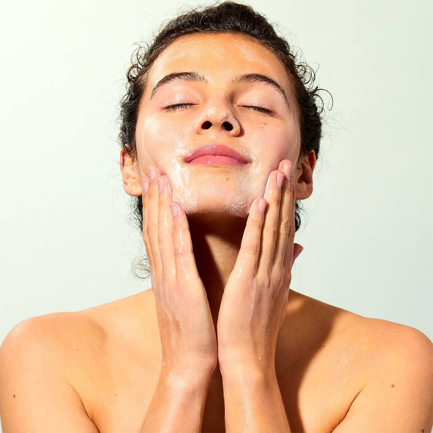 Nuxe Organic - Botanical Cleansing Oil consists of 100% natural ingredients, is vegan-friendly, and 81% of the ingredients are derived from organic sources.