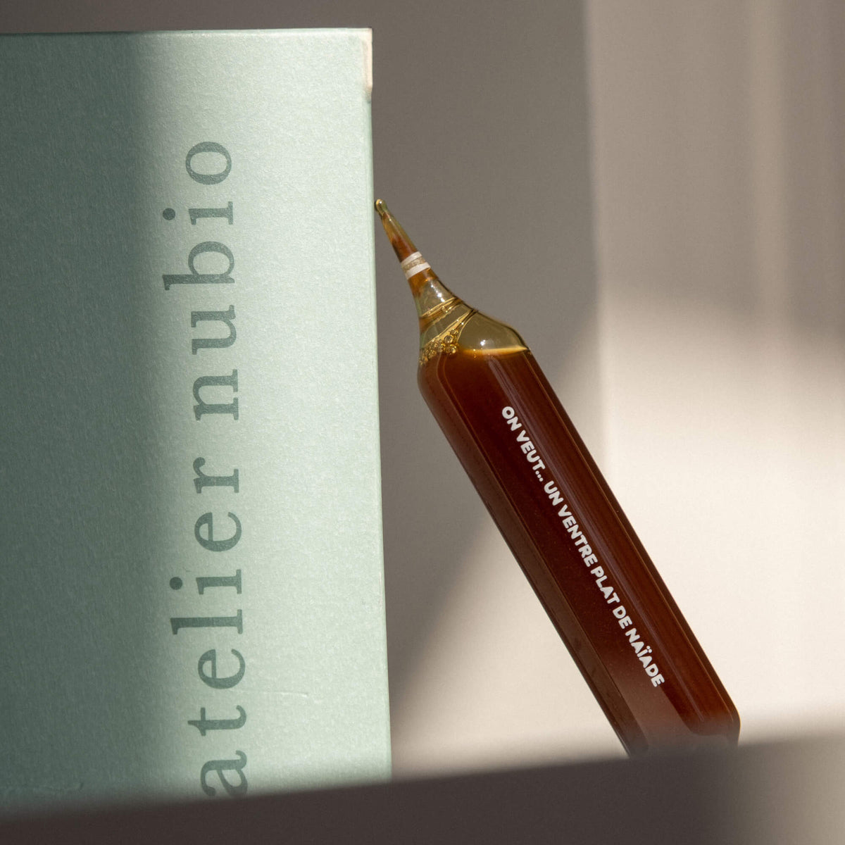 Atelier Nubio A Naiad's Healthy Figure, S'il Vous Plait ampoule leaning against the box