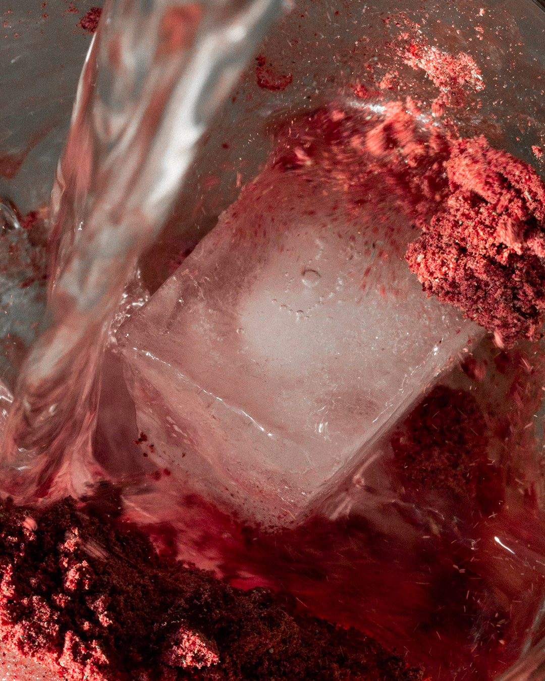 Atelier Nubio A Radiant Complexion, S'il Vous Plait powder being mixed into a glass of water with ice
