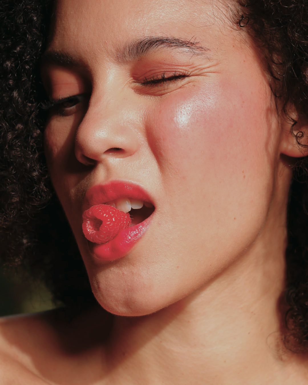 Atelier Nubio A Radiant Complexion, S'il Vous Plait model with a raspberry