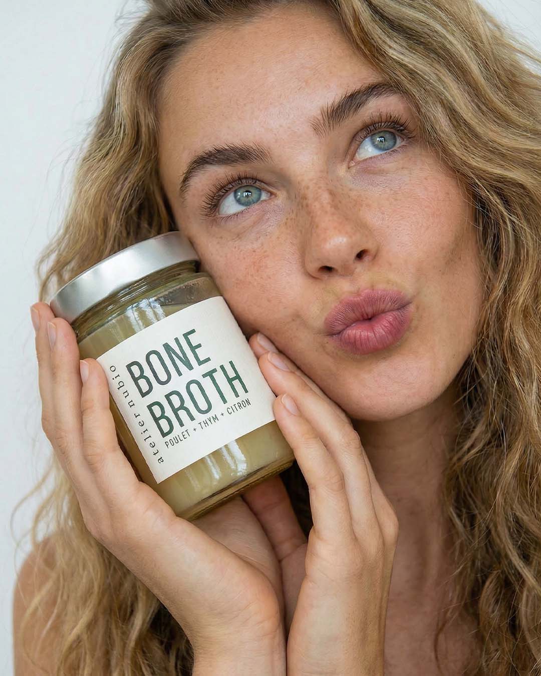 Atelier Nubio Bone Broth Chicken, Thyme & Lemon model holding the jar