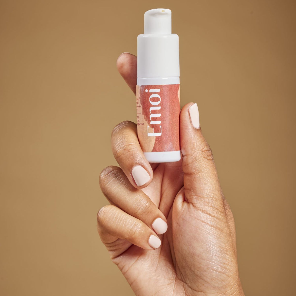 Bouche Bée Emoi clitoral stimulating gel bottle held in hand