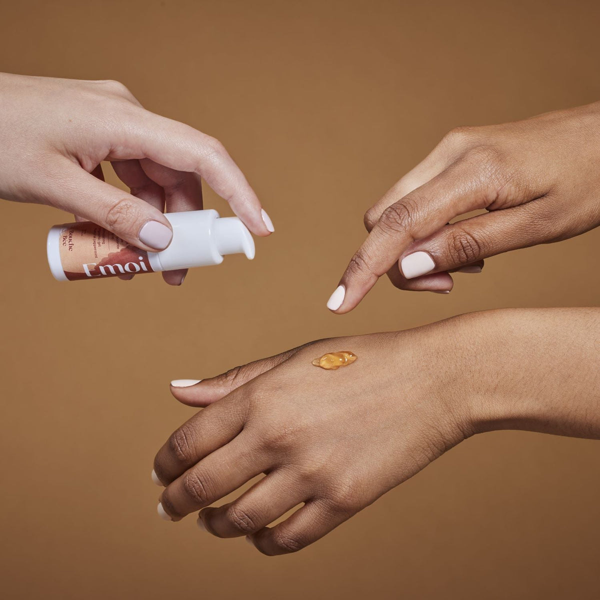 Bouche Bée Emoi clitoral stimulating gel texture on the back of the hand