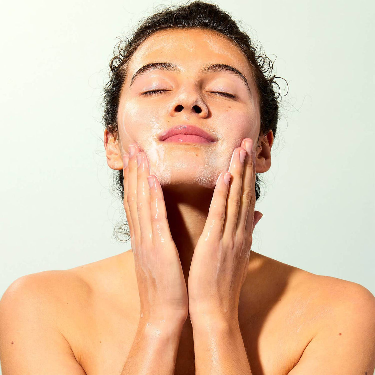 Nuxe Organic - Botanical Cleansing Oil consists of 100% natural ingredients, is vegan-friendly, and 81% of the ingredients are derived from organic sources.